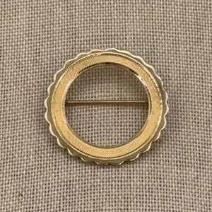 La Mode Circle Brooch Women 1" Gold Filled Textured Scalloped Vtg Pin Old Money